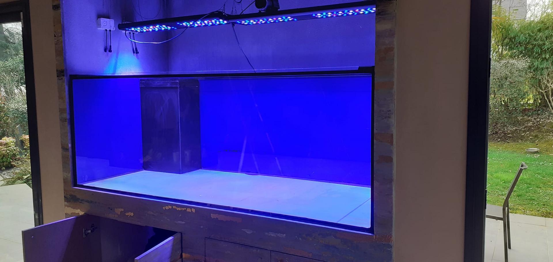aquarium eau de mer sur mesure de 1,97 x 0,80 x 0,72 ht , avec percements et colonne de surverse